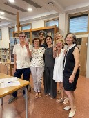 Un grupo de personas posando para una foto en una sala
Descripción generada automáticamente