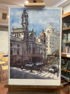 Un reloj en la fachada de una chimenea
Descripción generada automáticamente con confianza baja